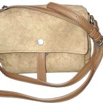 Τσάντα Χιαστί Μπεζ Suede Όψη με Καπάκι & Ρυθμιζόμενο Λουράκι