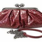 Κομψό Clutch Τσαντάκι σε Μπορντό-Καφέ Απόχρωση με Croco Υφή, Μεταλλικό Kiss-Lock Κούμπωμα & Αποσπώμενη Αλυσίδα