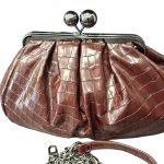 Κομψό Clutch Τσαντάκι σε Μπορντό-Καφέ Απόχρωση με Croco Υφή, Μεταλλικό Kiss-Lock Κούμπωμα & Αποσπώμενη Αλυσίδα