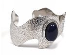 Ασημί Statement Cuff Βραχιόλι με Μπλε Lapis και Ανάγλυφη Επιφάνεια από Ανοξείδωτο Ατσάλι 316L