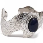 Ασημί Statement Cuff Βραχιόλι με Μπλε Lapis και Ανάγλυφη Επιφάνεια από Ανοξείδωτο Ατσάλι 316L