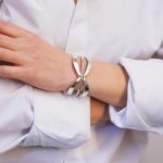 Ασημί Ανοιχτό Βραχιόλι Cuff με Γεωμετρικό Σχέδιο & Σφυρήλατες Λεπτομέρειες - Image 2