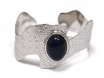 Ασημί Statement Cuff Βραχιόλι με Μπλε Lapis και Ανάγλυφη Επιφάνεια από Ανοξείδωτο Ατσάλι 316L - Image 2